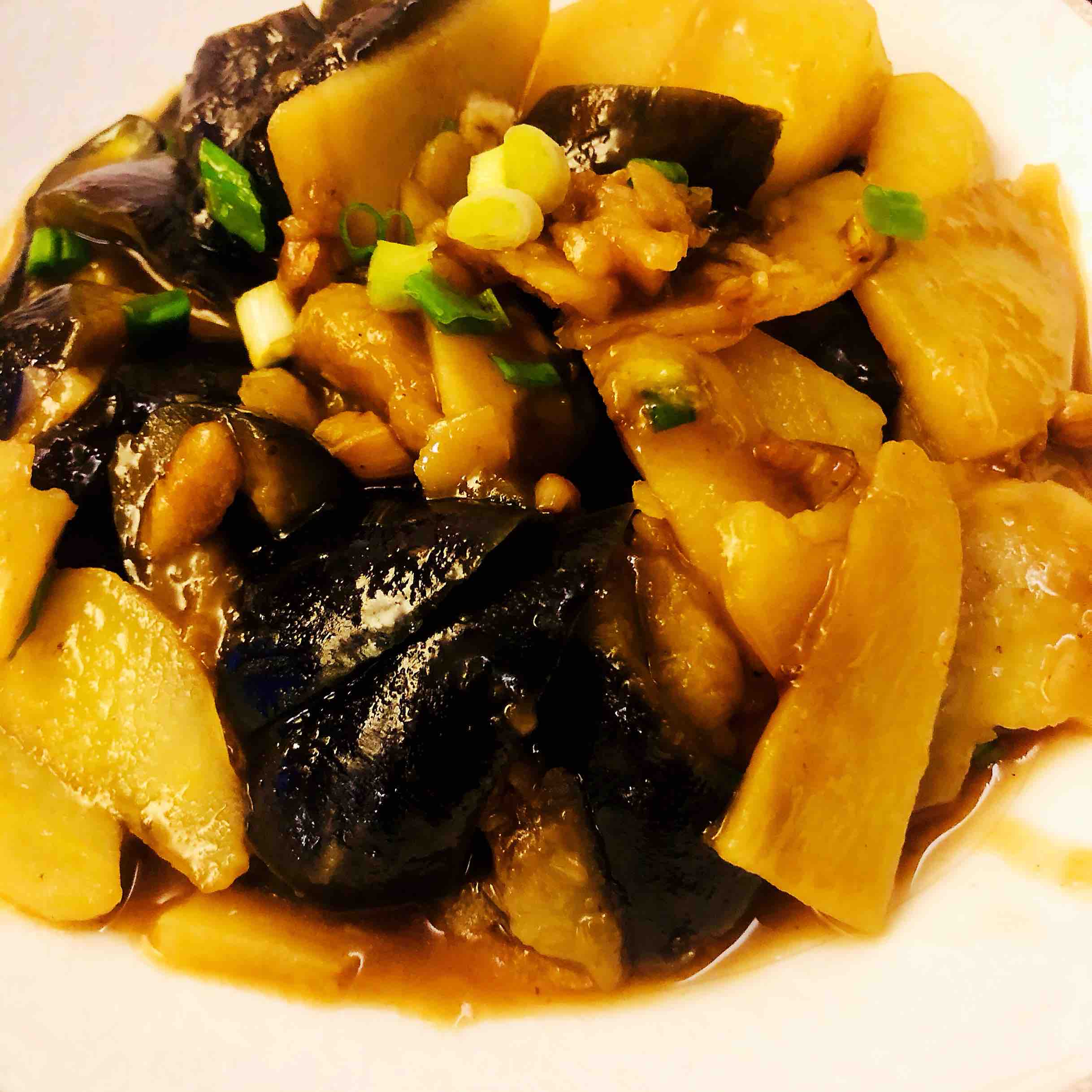 超級簡單、健康的茄子燒土豆的做法-咸鮮味燉菜譜