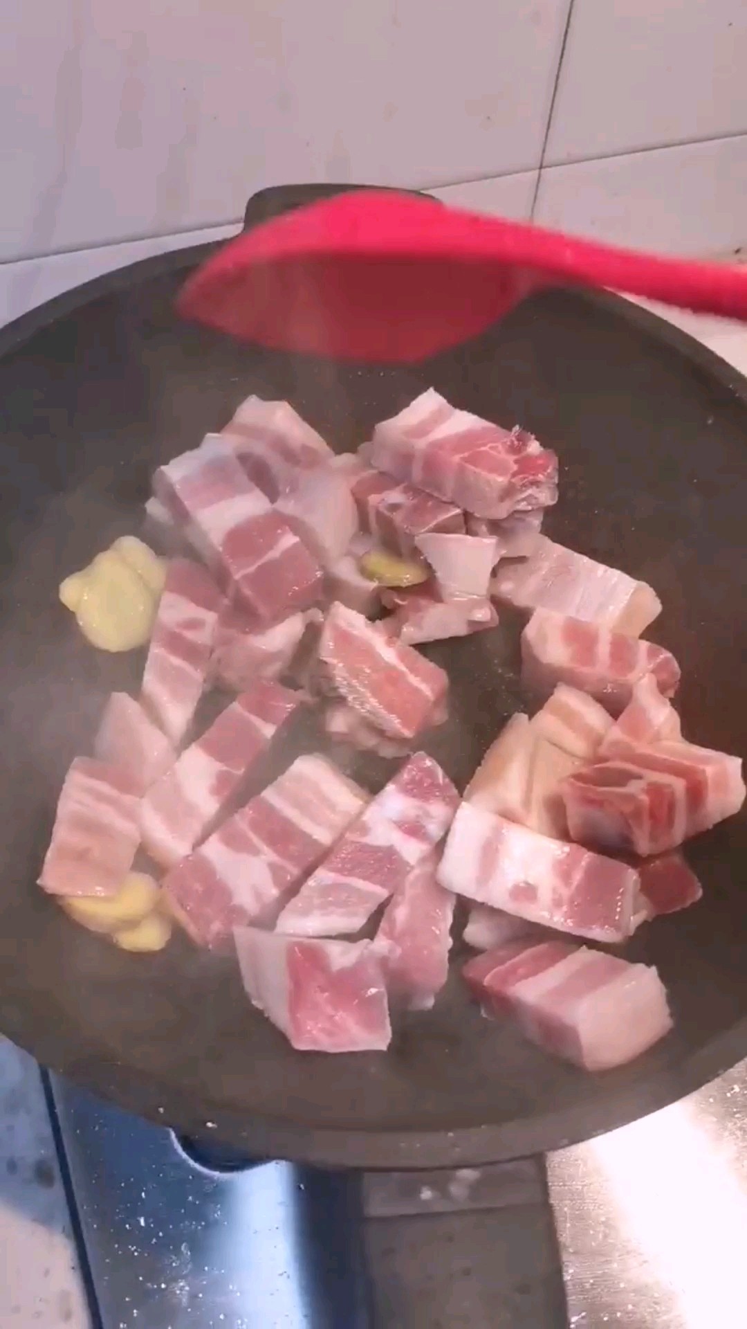 五花肉燉小鮑魚的做法-家常味燉菜譜