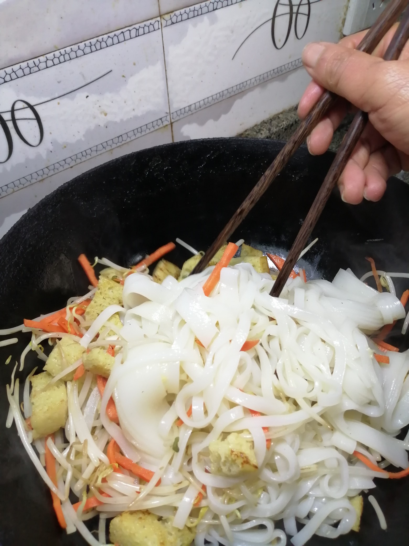 黑胡椒麻花炒涼皮的做法-黑椒味炒菜譜