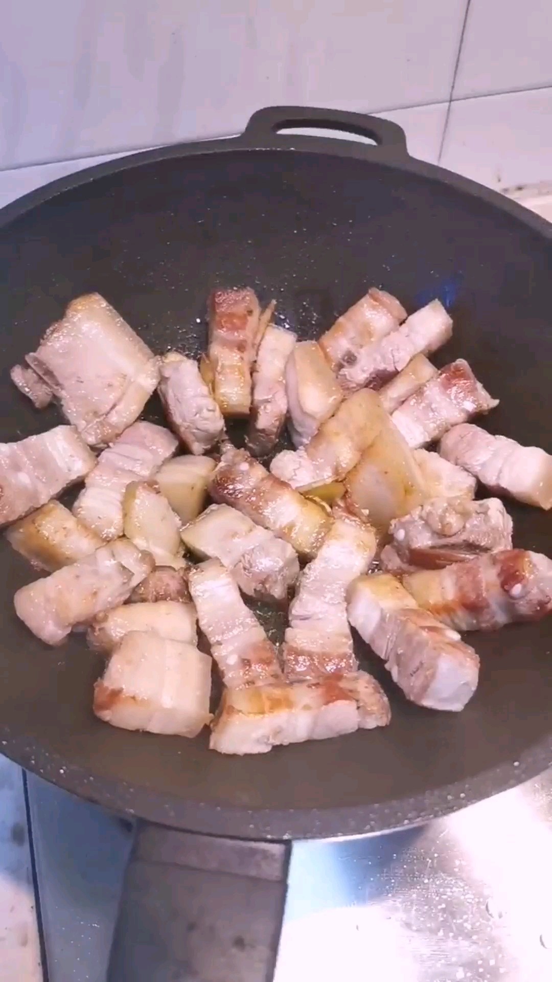 五花肉燉小鮑魚的做法-家常味燉菜譜