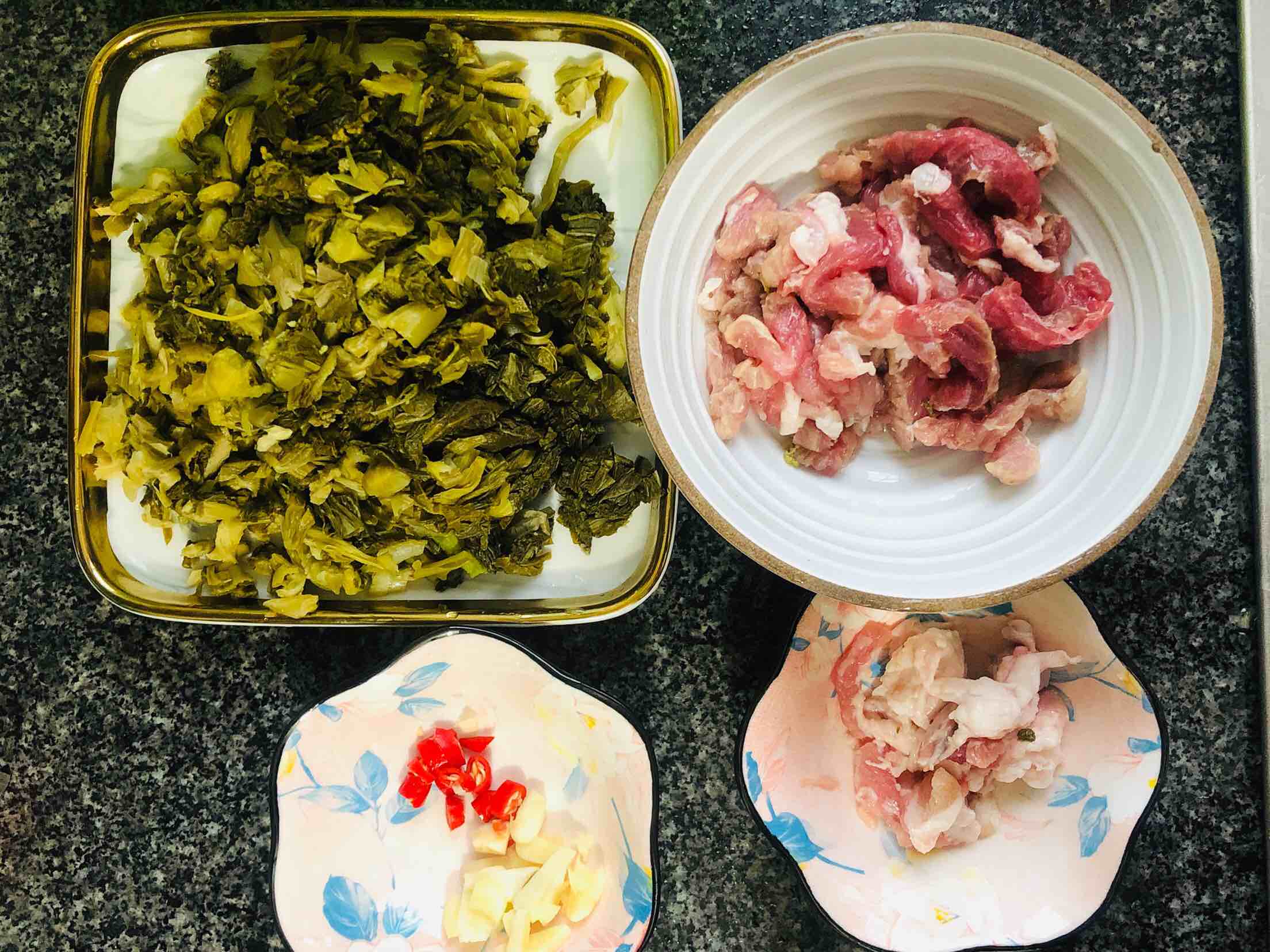 酸菜炒肉的做法-酸辣味炒菜譜