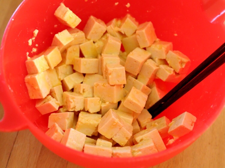 蝦仁豆腐的做法-咸鮮味炒菜譜-易網健康養生網 蝦仁豆腐的做法-咸鮮味炒菜譜