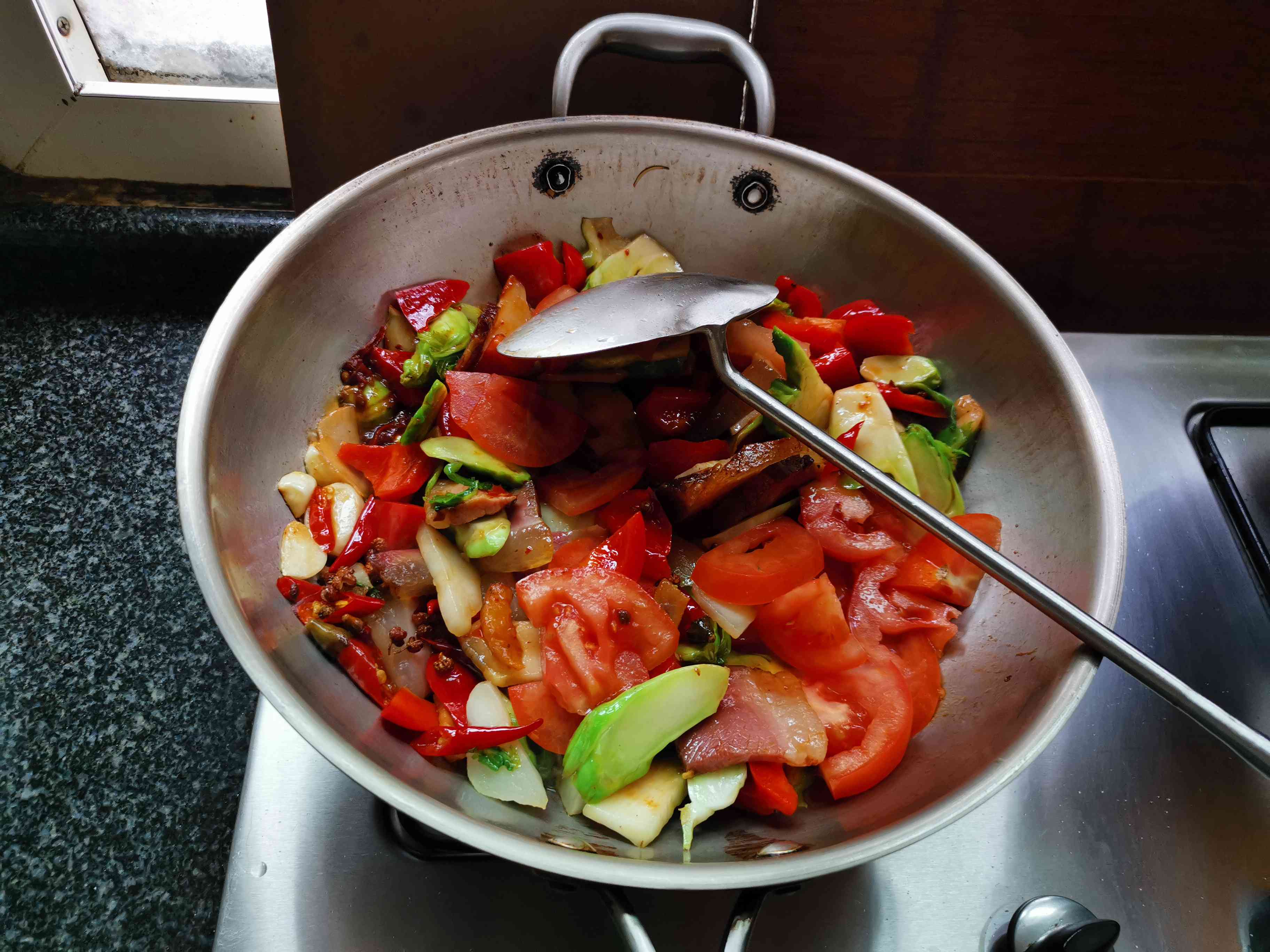 干鍋臘肉兒菜的做法-咸鮮味炒菜譜