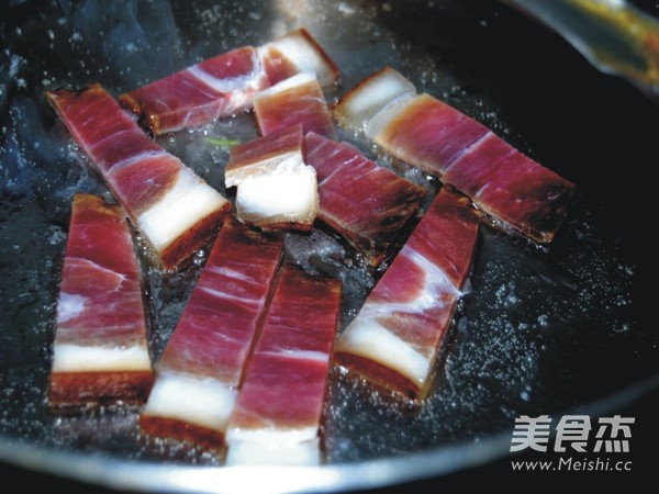 西芹炒臘肉的做法-家常味炒菜譜