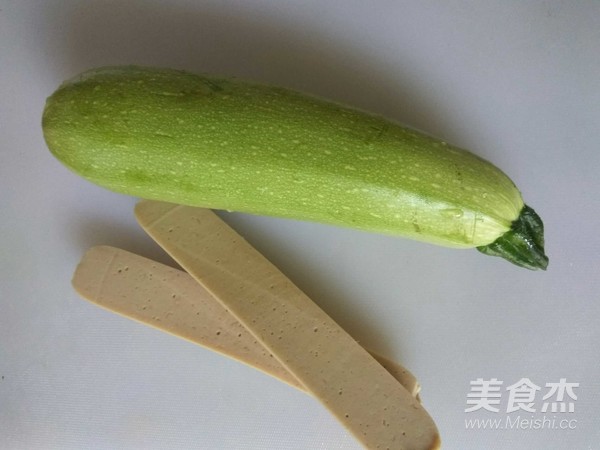 角瓜炒香腸的做法-家常味炒菜譜-易網(wǎng)<a href=http://www.gyfww.com/ target=_blank class=infotextkey>健康養(yǎng)生</a>網(wǎng) 角瓜炒香腸的做法-家常味炒菜譜