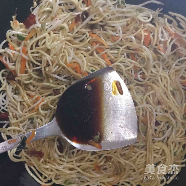 綠豆芽雞蛋炒面的做法-家常味炒菜譜