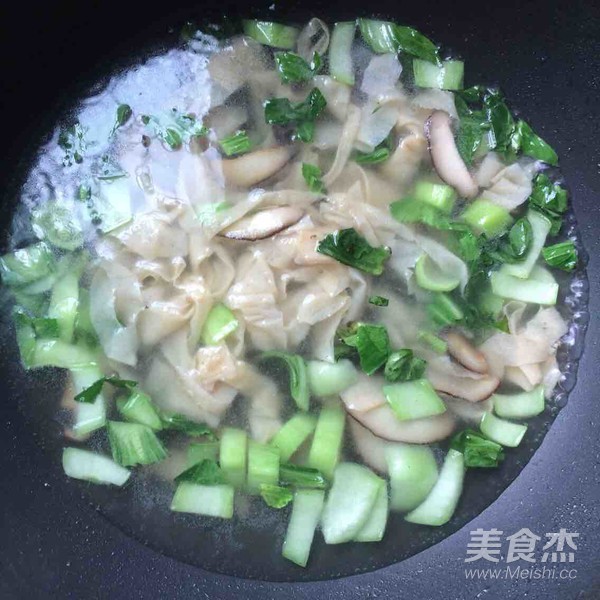 香菇青菜豆腐皮湯的做法-家常味煮菜譜
