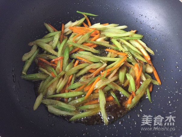 西芹炒核桃仁的做法-家常味炒菜譜