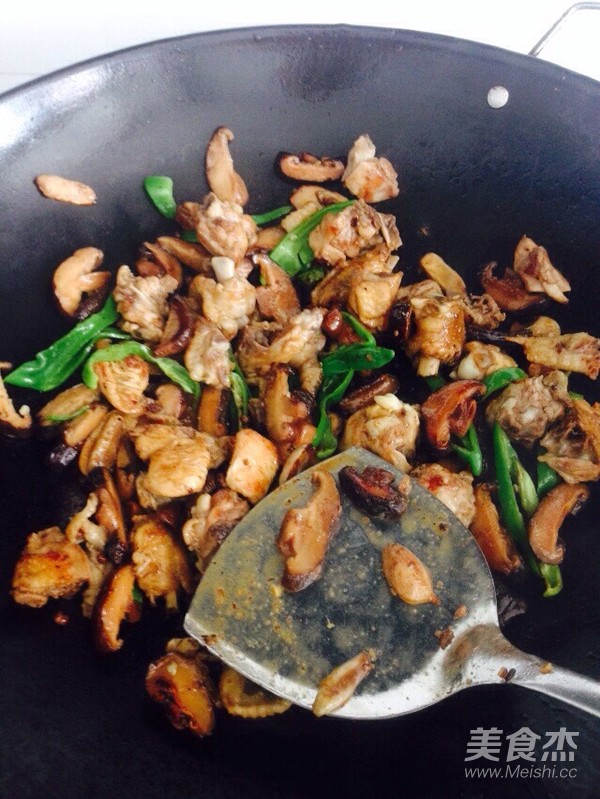 香菇炒雞的做法-家常味炒菜譜-易網健康養生網 香菇炒雞的做法-家常味炒菜譜