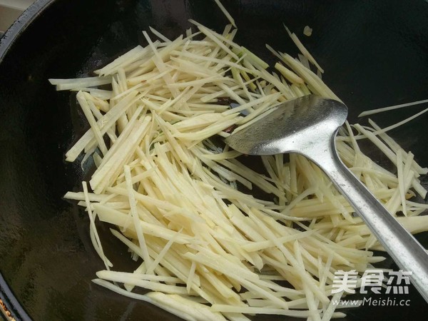 熗炒土豆絲的做法-家常味炒菜譜-易網(wǎng)健康養(yǎng)生網(wǎng) 熗炒土豆絲的做法-家常味炒菜譜