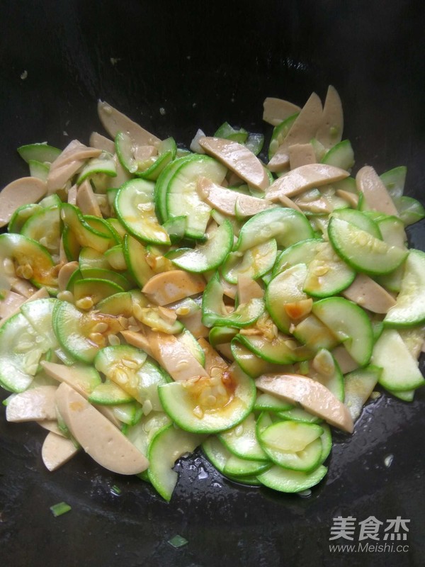 角瓜炒香腸的做法-家常味炒菜譜-易網(wǎng)健康養(yǎng)生網(wǎng) 角瓜炒香腸的做法-家常味炒菜譜