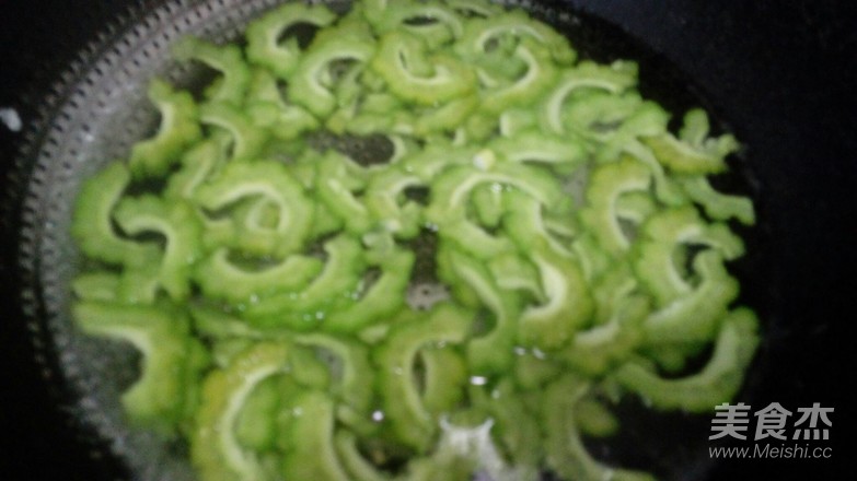 苦瓜雞蛋餅的做法-家常味煎菜譜-易網健康養生網 苦瓜雞蛋餅的做法-家常味煎菜譜