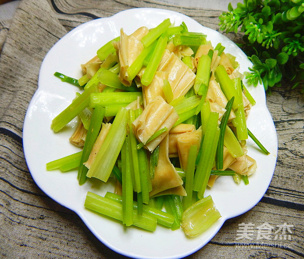 芹菜炒豆皮的做法-咸鮮味炒菜譜