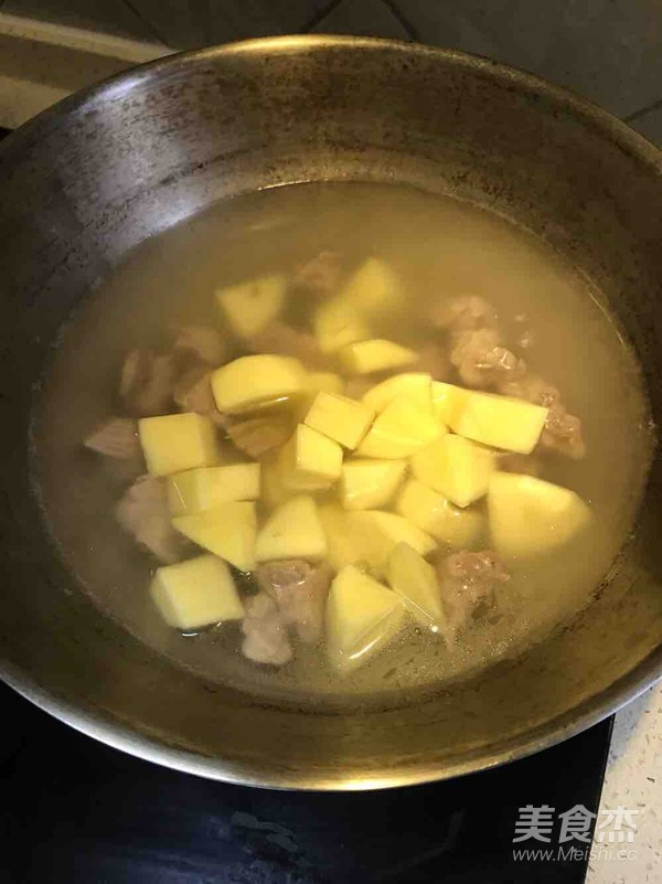 紅咖喱牛肉的做法-咖喱味煮菜譜