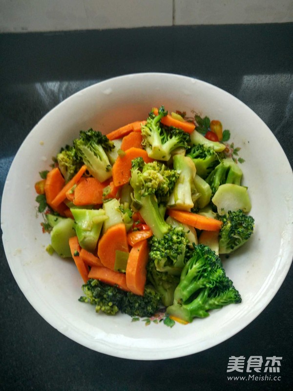 西蘭花炒胡蘿卜的做法-家常味炒菜譜