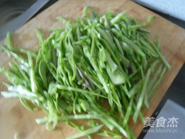 里脊肉炒扁豆絲的做法-家常味炒菜譜-易網健康養生網 里脊肉炒扁豆絲的做法-家常味炒菜譜