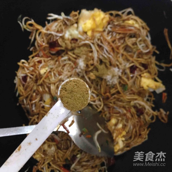 綠豆芽雞蛋炒面的做法-家常味炒菜譜
