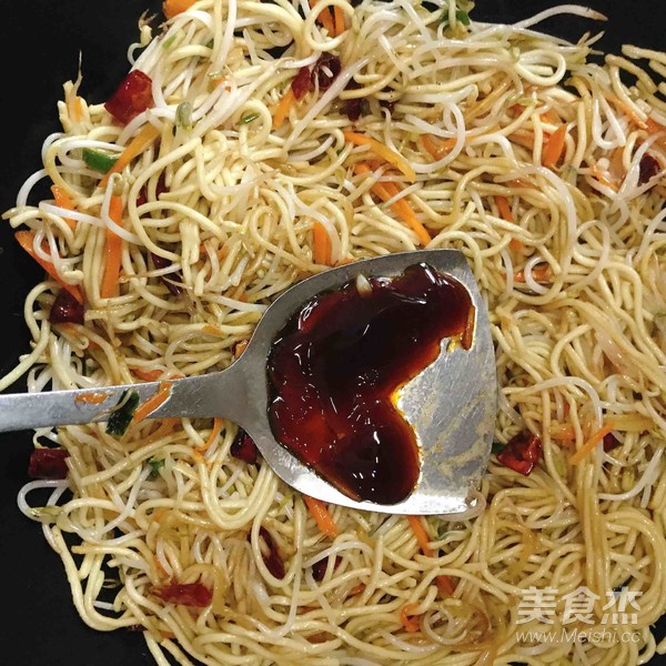 綠豆芽雞蛋炒面的做法-家常味炒菜譜