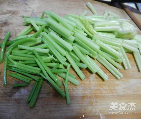 芹菜炒豆皮的做法-咸鮮味炒菜譜