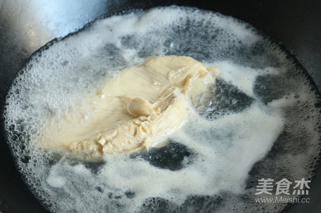 雞絲涼面的做法-家常味拌菜譜-易網<a href=http://www.gyfww.com/ target=_blank class=infotextkey>健康養生</a>網 雞絲涼面的做法-家常味拌菜譜