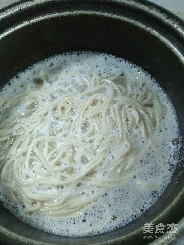 火腿蛋拌面的做法-咸鮮味拌菜譜