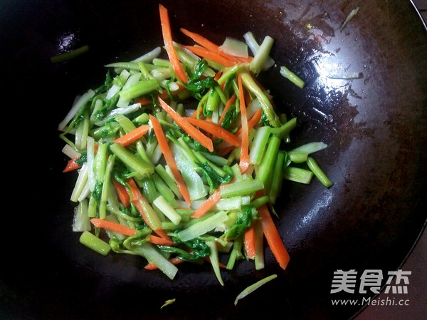 西芹炒豆皮的做法-家常味炒菜譜