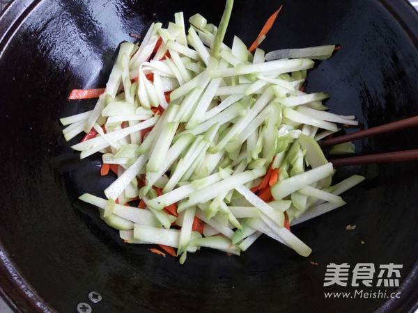 佛手瓜炒豆干紅蘿卜的做法-咸鮮味炒菜譜-易網健康養生網 佛手瓜炒豆干紅蘿卜的做法-咸鮮味炒菜譜