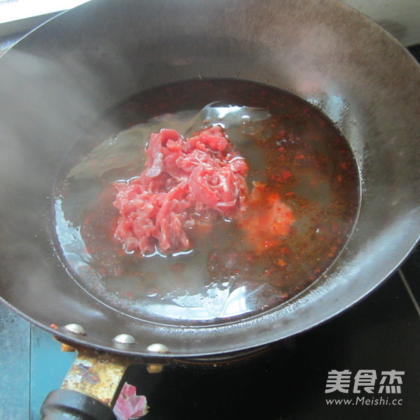 金針菇配牛肉的做法-香辣味煮菜譜