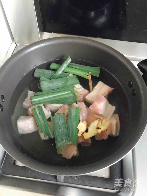 臘八蒜紅燒肉的做法-魚香味燉菜譜