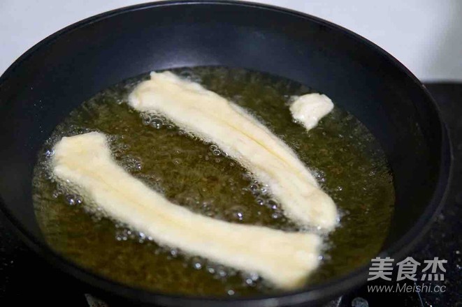 酵母酥脆油條的做法-家常味炸菜譜