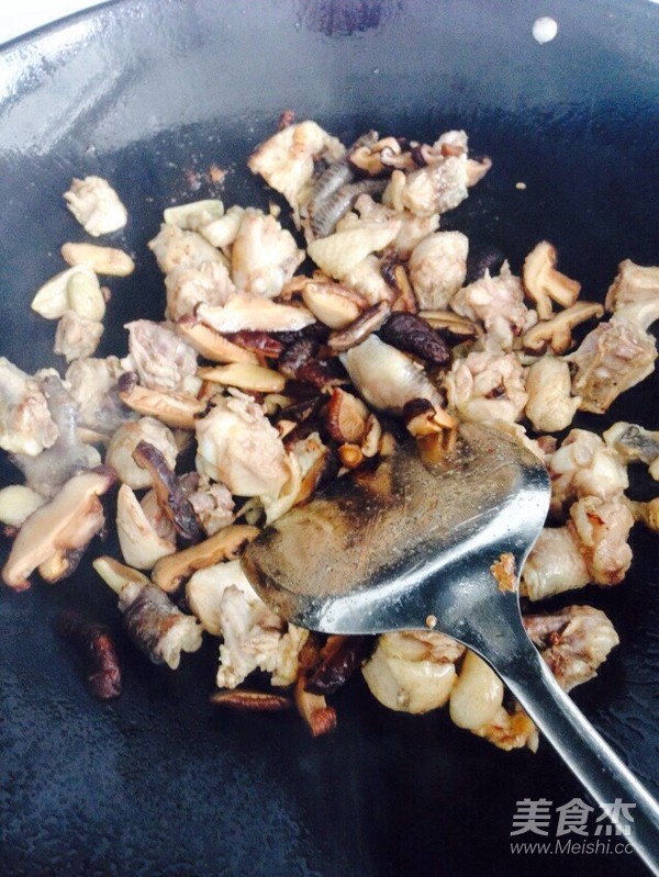 香菇炒雞的做法-家常味炒菜譜-易網健康養生網 香菇炒雞的做法-家常味炒菜譜