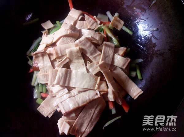 西芹炒豆皮的做法-家常味炒菜譜