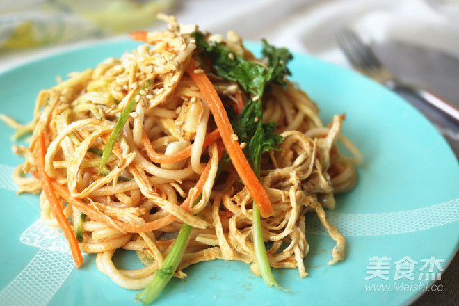 雞絲涼面的做法-家常味拌菜譜-易網健康養生網 雞絲涼面的做法-家常味拌菜譜