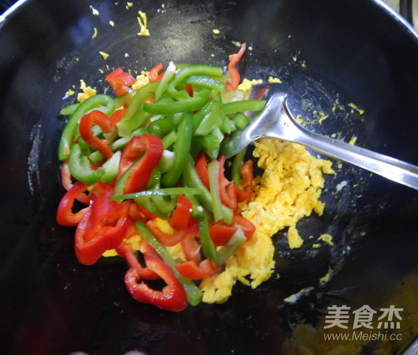 青紅椒炒雞蛋的做法-咸鮮味炒菜譜