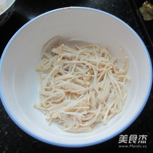 金針菇配牛肉的做法-香辣味煮菜譜