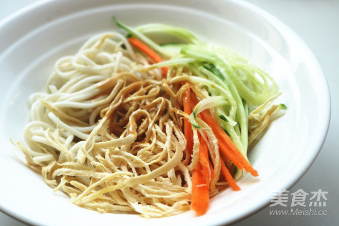 雞絲涼面的做法-家常味拌菜譜-易網健康養生網 雞絲涼面的做法-家常味拌菜譜