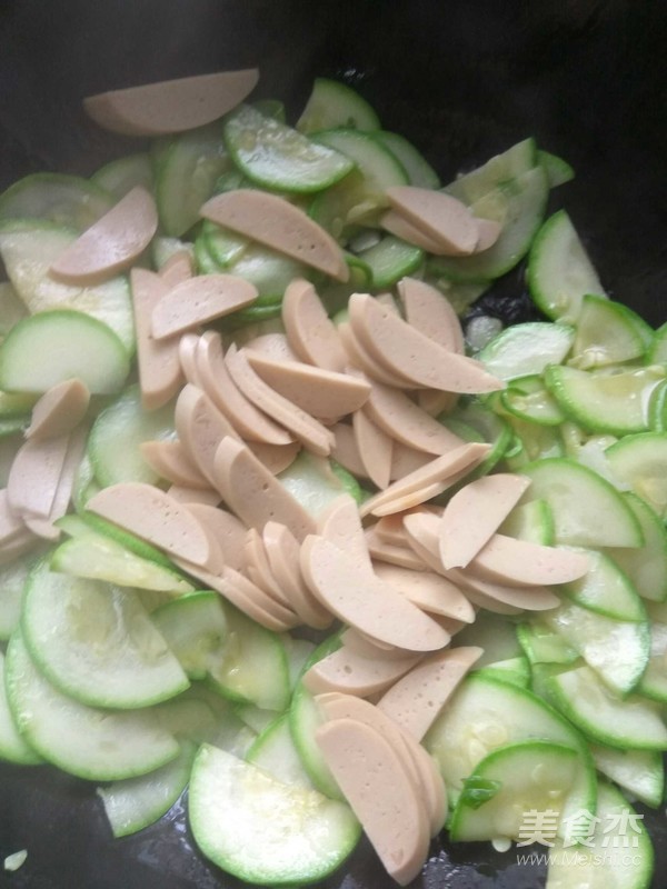 角瓜炒香腸的做法-家常味炒菜譜-易網(wǎng)健康養(yǎng)生網(wǎng) 角瓜炒香腸的做法-家常味炒菜譜