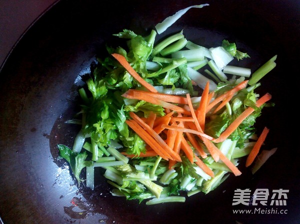 西芹炒豆皮的做法-家常味炒菜譜