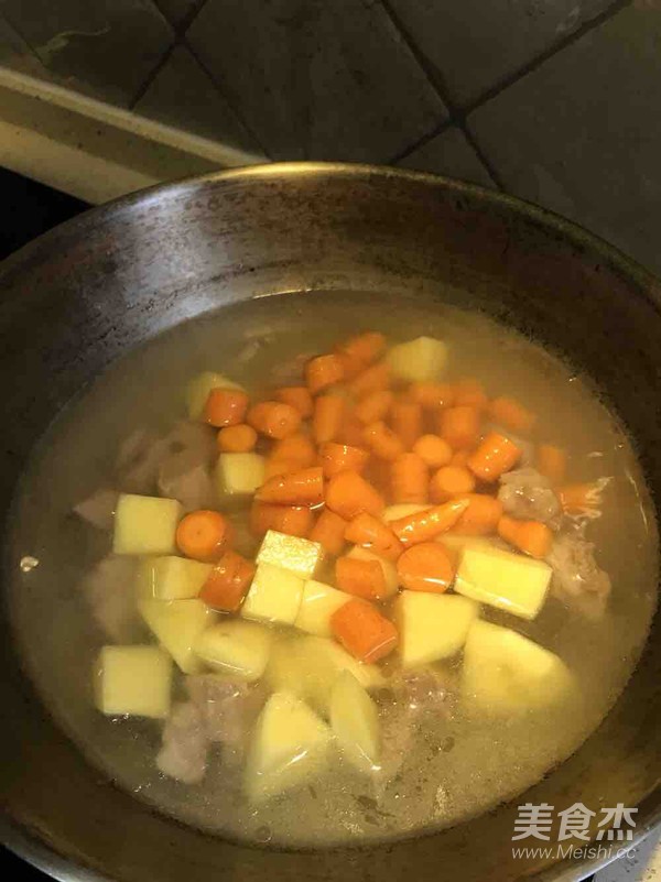 紅咖喱牛肉的做法-咖喱味煮菜譜