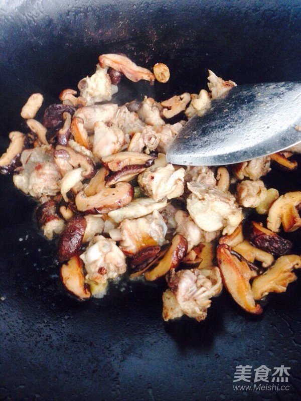 香菇炒雞的做法-家常味炒菜譜-易網健康養生網 香菇炒雞的做法-家常味炒菜譜