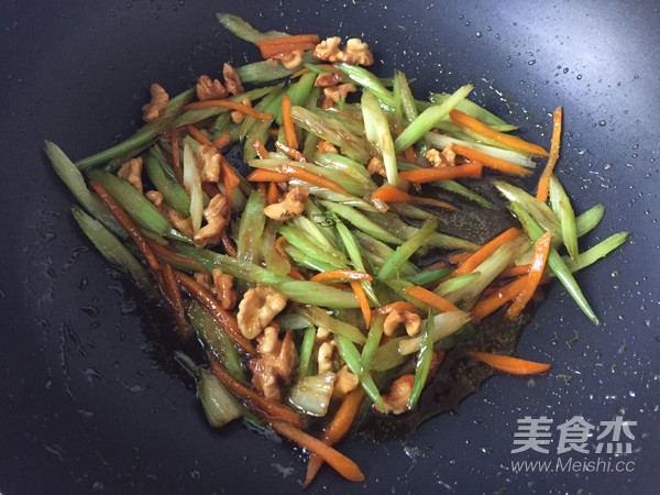 西芹炒核桃仁的做法-家常味炒菜譜