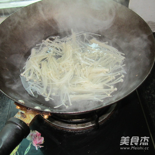 金針菇配牛肉的做法-香辣味煮菜譜