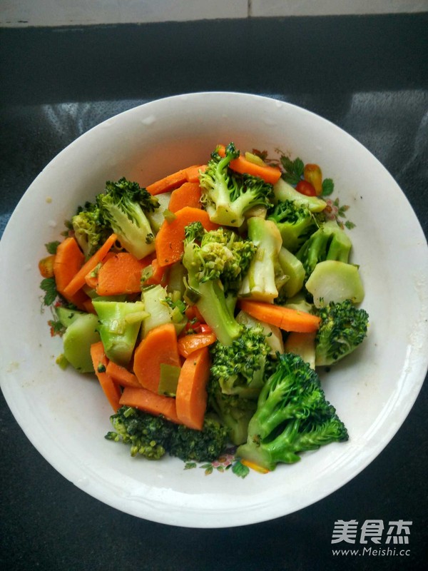西蘭花炒胡蘿卜的做法-家常味炒菜譜
