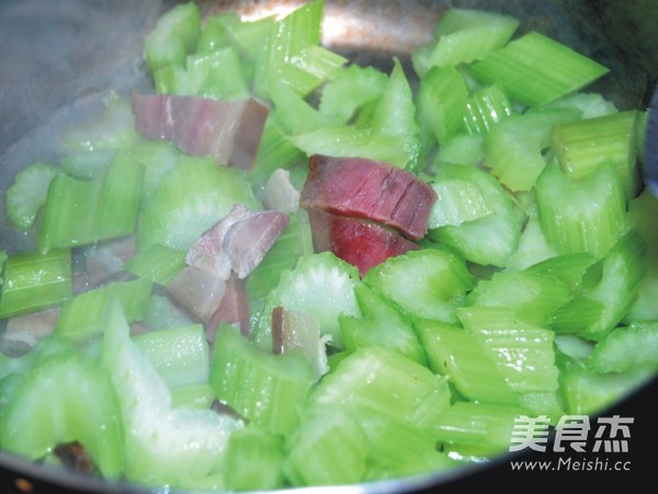 西芹炒臘肉的做法-家常味炒菜譜