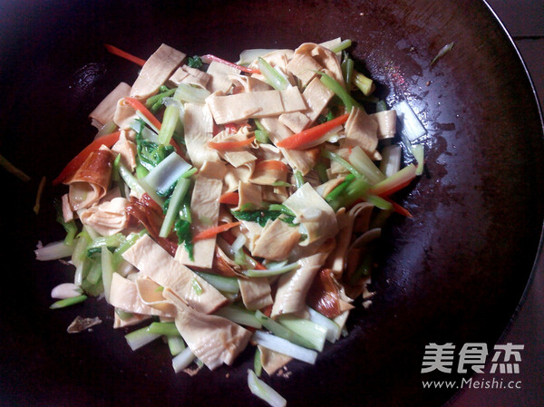 西芹炒豆皮的做法-家常味炒菜譜