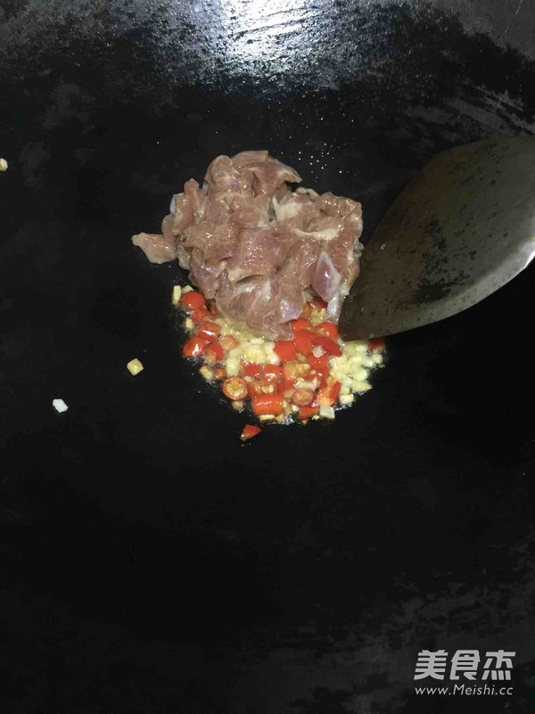 小米辣肉丁炒豌豆的做法-家常味炒菜譜