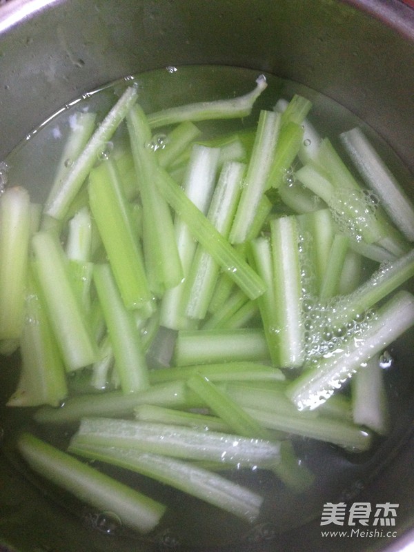 芹菜拌香干的做法-咸鮮味拌菜譜