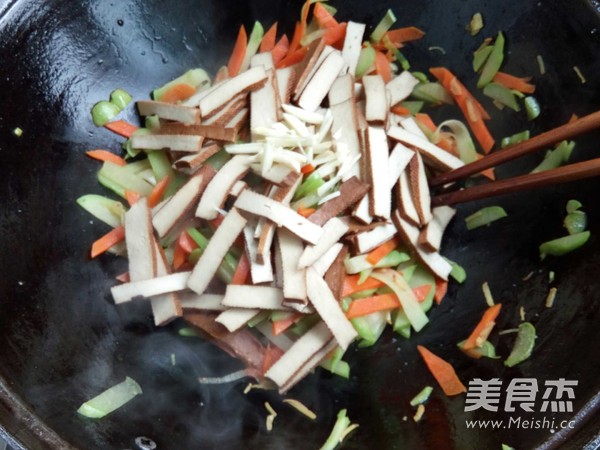 佛手瓜炒豆干紅蘿卜的做法-咸鮮味炒菜譜-易網健康養生網 佛手瓜炒豆干紅蘿卜的做法-咸鮮味炒菜譜