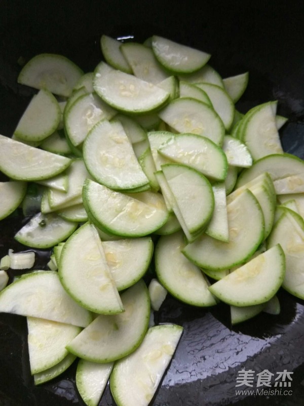 角瓜炒香腸的做法-家常味炒菜譜-易網(wǎng)健康養(yǎng)生網(wǎng) 角瓜炒香腸的做法-家常味炒菜譜