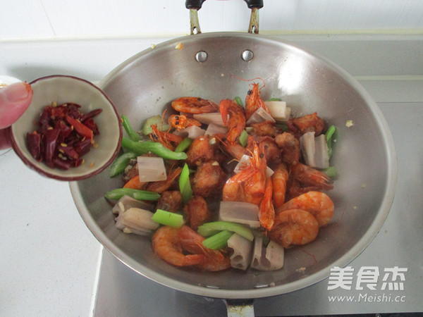 干鍋雞翅蝦的做法-香辣味燒菜譜